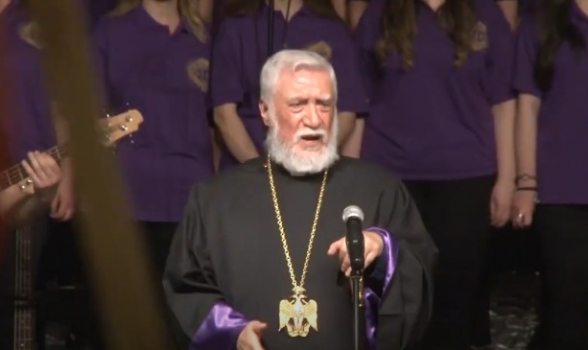 Католикос Арам Первый поет «Армяне, объединяйтесь!»